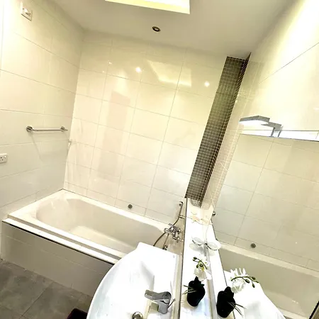 Pendergardens Huge Apartmán *